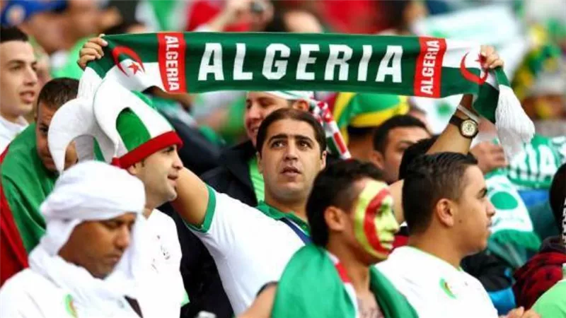 من الماضي ردا علي بلماضي.. الجزائر شجعت من عندما لعبت مصر النهائي علي أرض الخضر؟