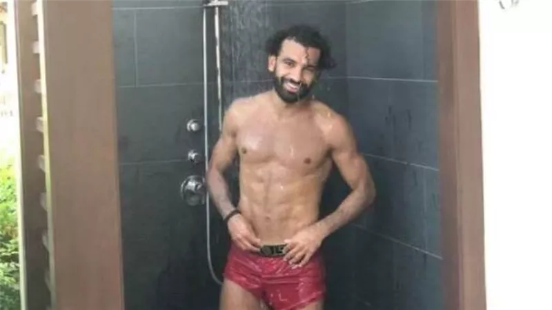 تحت الدش.. محمد صلاح يغسل أحزانه