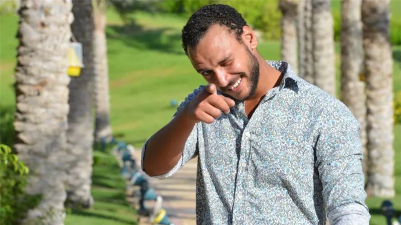 أحمد خالد صالح يتحدث لـ«خبر أبيض» عن الفيل الأزرق وأمه ومحمد عادل إمام