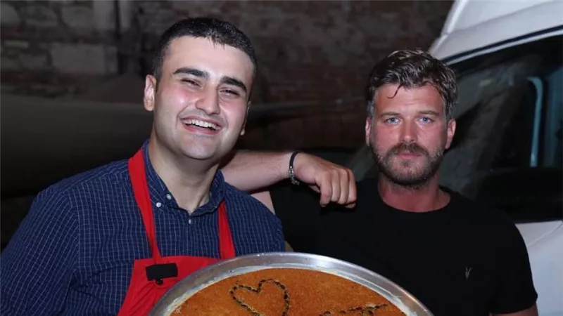 صلاح في «إسطنبول».. عزومة الشيف بوراك ودعم الكابو مهند