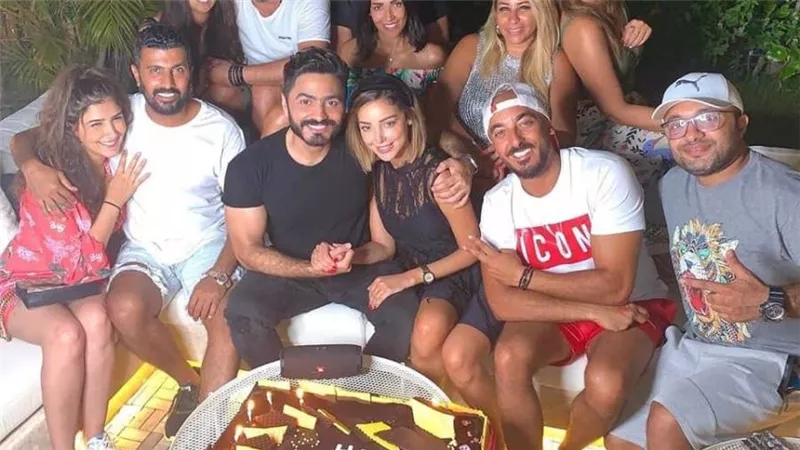 تامر حسني في الشيخ زايد .. عيد ميلاد وتورتة 