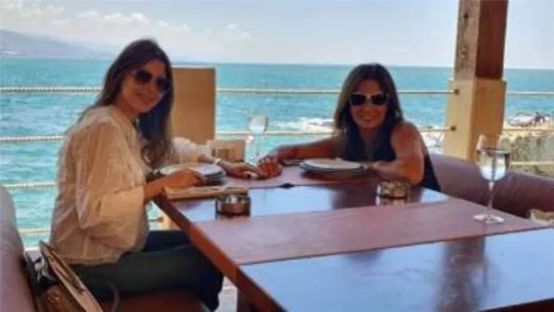 نانسي عجرم  تنشر صورتها مع والدتها.. والفانز: أكيد مش أمها