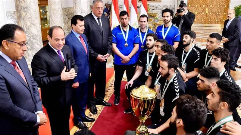 «تحيا مصر».. وسام الرياضة من الطبقة الأولي تكريما لأبطال العالم