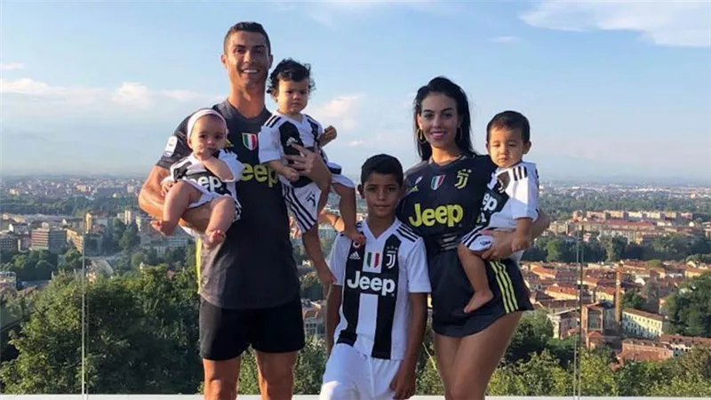 فيديو .. شاهد كيف يقضي كريستيانو وجورجينا إجازة «الأحد»؟