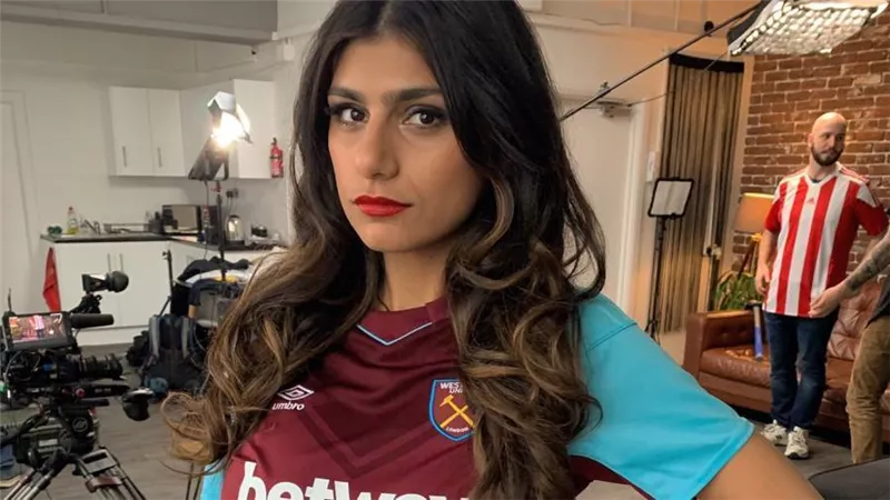 مايا خليفة من «pornhub» لـ «jurgen klopp»