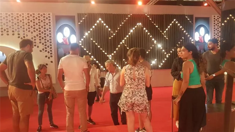 بالصور .. سميح ساويرس يتابع البروفة النهائية لحفل افتتاح مهرجان الجونة