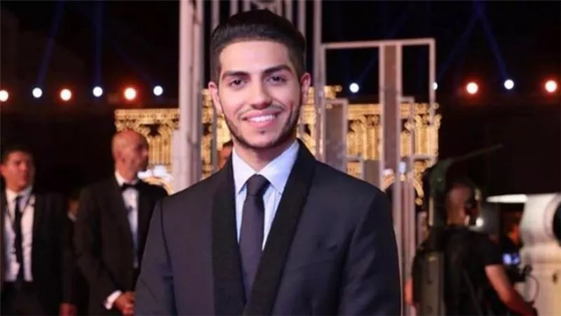 شاهد بالفيديو : ماذا فعل مينا مسعود لحظة دخوله مهرجان الجونة؟
