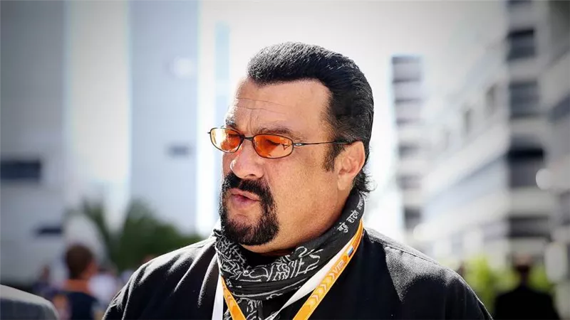 ستيفن سيجال ضيف ختام النسخة الثالثة من «مهرجان الجونة السينمائي» اليوم