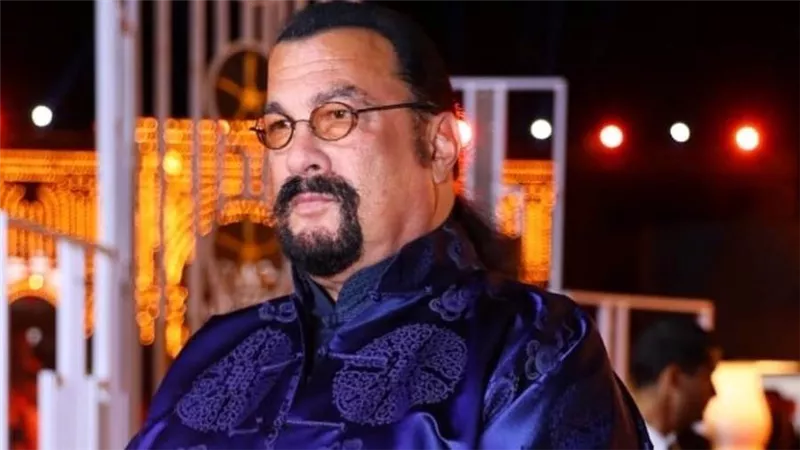 كما انفردنا : ستيفن سيجال يحضر الجونة السينمائي بصحبة زوجته اليابانية