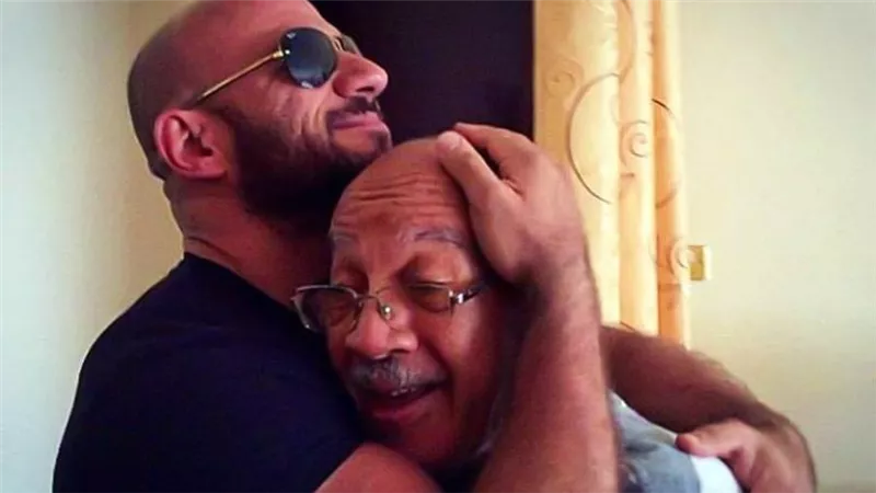 أحمد مكي ينعي والده بصورة جديدة على «انستجرام»