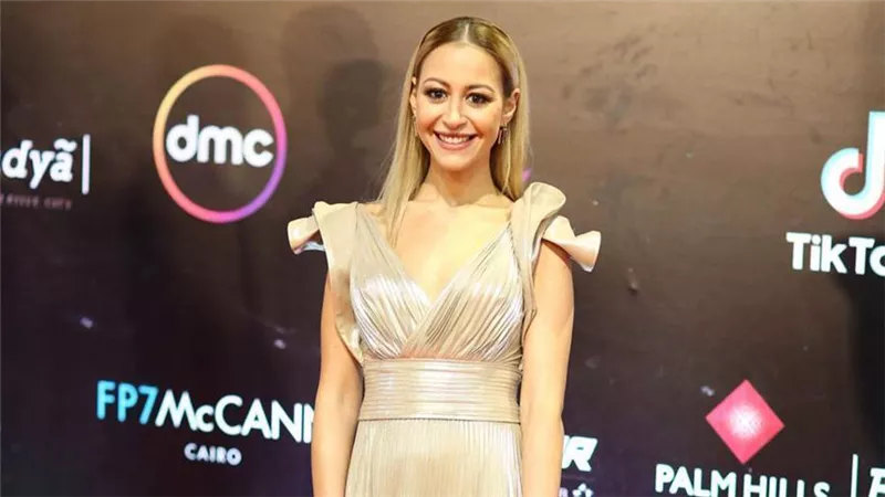 منة شلبي .. من حلم الطفولة أمام المرآة إلى جائزة «فاتن حمامة»