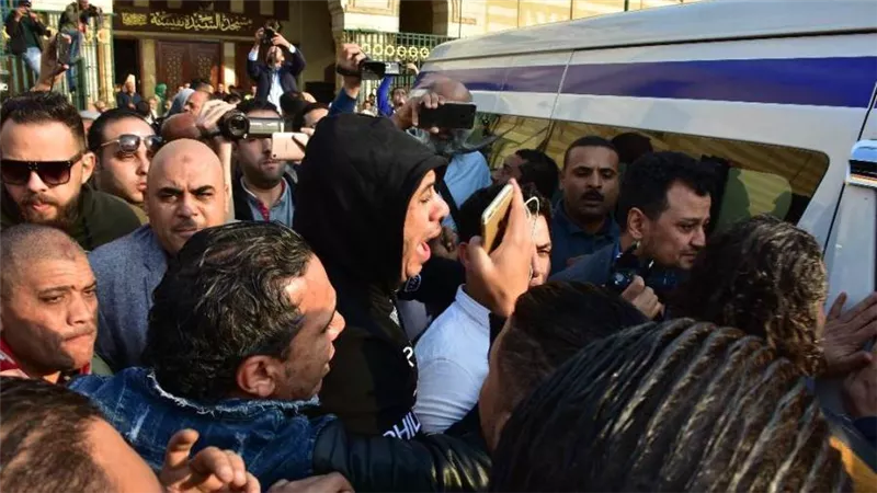 بالصور.. وصول جثمان الراحل شعبان عبدالرحيم لمثواه الأخير