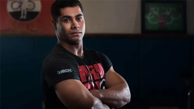 محمد إيهاب .. من رفع الأثقال إلي رفع الراية البيضاء