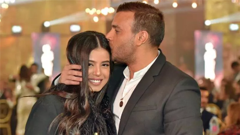 بالصور .. رامي صبري يهدي تكريمه بمهرجان «نجم العرب» لزوجته ويقبل رأس مريم عامر منيب