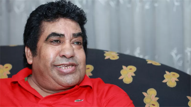 عدوية يؤدي مناسك العمرة بعد نجاح حفله بالرياض ويعود مرة أخري أخر ديسمبر