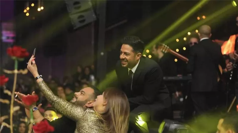 بالصور .. حماقي في رأس السنة بحضور نجوم الكرة