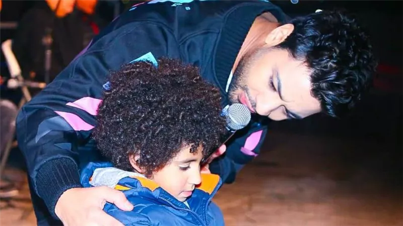 بالصور : أحمد جمال ومصطفى حجاج يتحدون «البرد» ويشعلون أجواء «جرين هيلز»