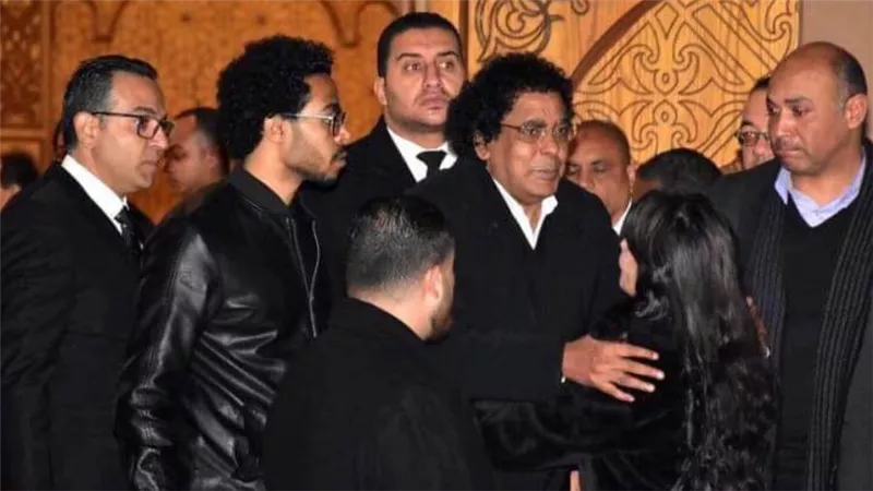 بالصور : النجوم يقدمون واجب العزاء فى أهم رجل في حياة محمد منير