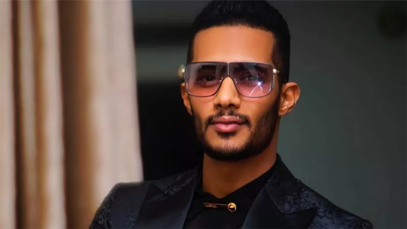 «البرنس» محمد رمضان يتحدي كورونا في المقابر