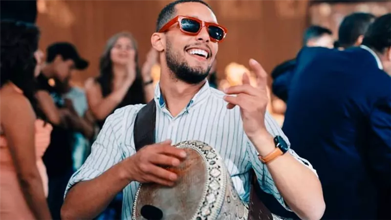 مارين المصري يكسر الروتين بحفلة رمضانية من البلكونة بـ «الطبلة»
