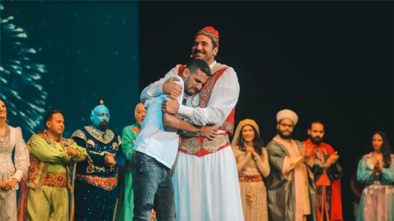 بالصور .. دموع مؤمن زكريا أثناء حضوره عرض مسرحية «علاء الدين»