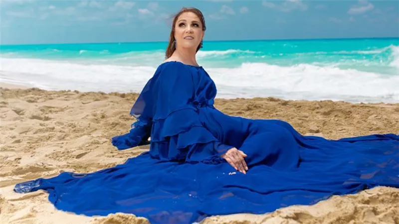 بالصور : شيرين على البحر بفستان يشبه فستانها في مسرحية «المتزوجون»