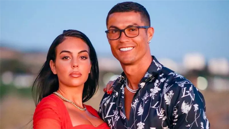 كريستيانو لما يحب .. فكر في الاعتزال واشترى بيت للعيش مع جورجينا بعد الزواج