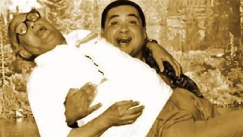 ألبوم صور في ذكرى ميلاده .. علاء ولي الدين مع عبدالمنعم مدبولي وعمرو دياب وأحمد زكي ونجوم جيله