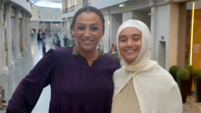 صفاء جلال وابنتها سلمى رداً على منتقدي صورة الحجاب : كل واحد حر وربنا هو اللي بيحاسب