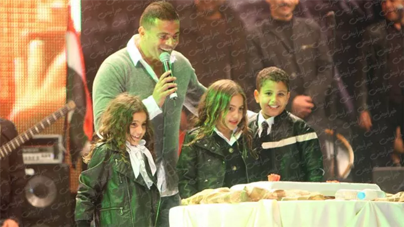 بالصور : عندما صعد أولاد عمرو دياب على مسرح جامعة المستقبل