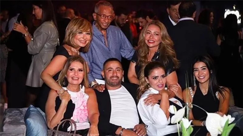 الصحبة الحلوة .. السقا ويسرا وليلى علوي في حفل عمرو دياب لإحدى شركات العقارات