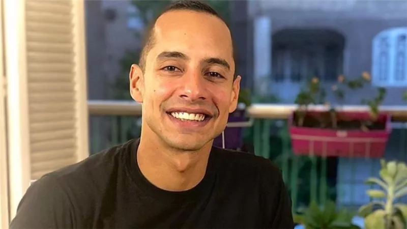 عمرو وهبة : أقدم شخصية موظف بشركة إنتاج اسمه تيمور في فيلم ماكو