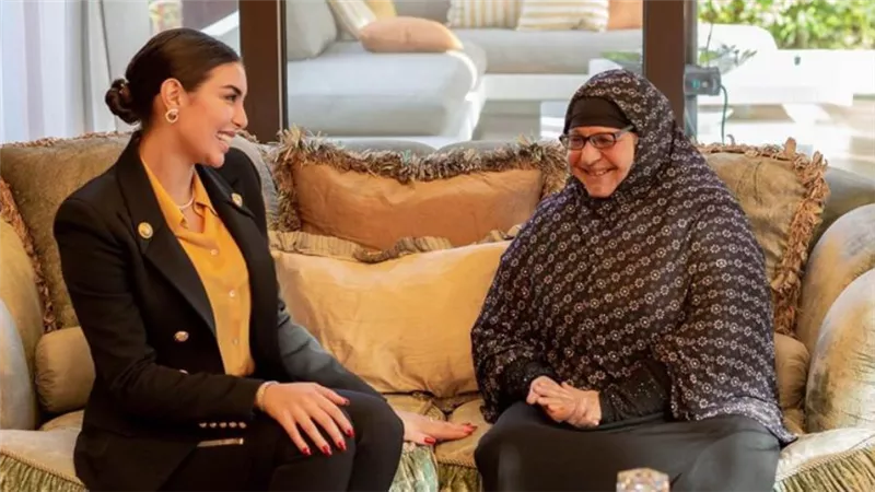 ياسمين صبري تنفذ وعدها وتستضيف الحاجة نعمات بائعة الترمس الملقبة بـ سيدة المطر