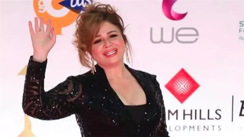 إلهام شاهين تفوز بجائزة أحسن ممثلة عن فيلم حظر تجول في مهرجان القاهرة السينمائي 42