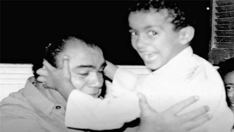 فى ذكرى ميلاد المعلم .. صورة نادرة لـ محمد رضا والطفل أحمد السقا من منزل صلاح السقا