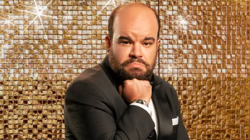 محمد عبدالرحمن يجسد دور محامي اسمه رستم في مسرحية هابي نيو يير بالعربي