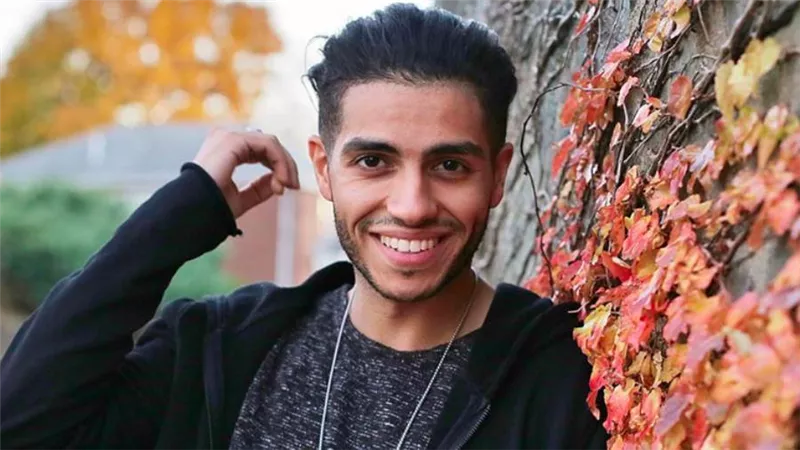 بالصور : مينا مسعود يصل القاهرة لبدء استعدادات فيلمه في عز الضهر