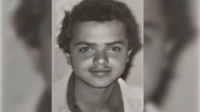 محمد هنيدي ينشر صورة له في شبابه : كلما زاد جمالك ازداد أعدائك