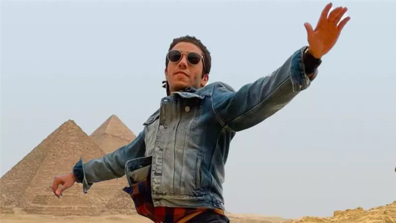مينا مسعود على إنستجرام : لا أستطيع التوقف عن زيارة الأهرامات