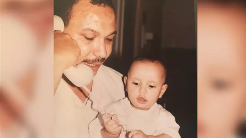 أحمد خالد صالح ينشر صورة نادرة مع والده ويعلق : كل سنة وسيرتك منورالي طريقي