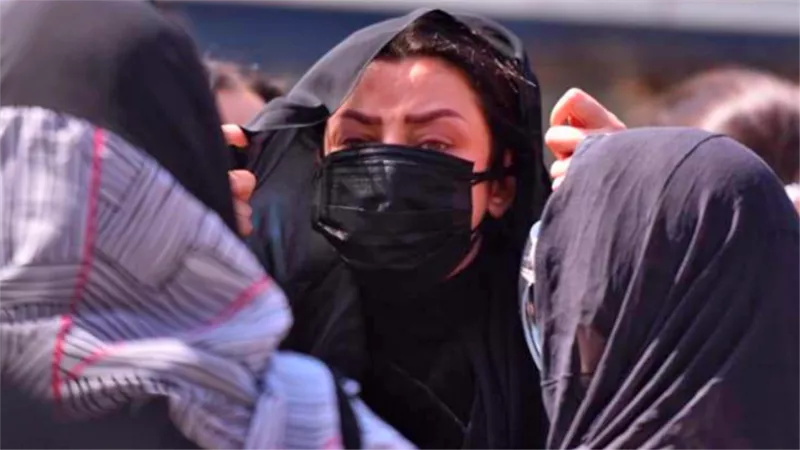 بالصور .. انهيار رضوى الشربيني خلال تشييع جنازة والدتها