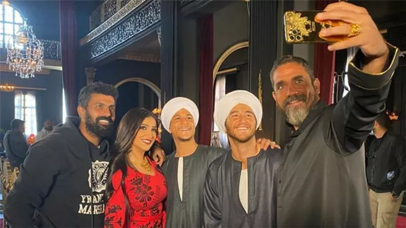 بالزي الصعيدي .. أمير كرارة ومي عمر ومالك وداش ومحمد سامي من كواليس نسل الأغراب رمضان 2021