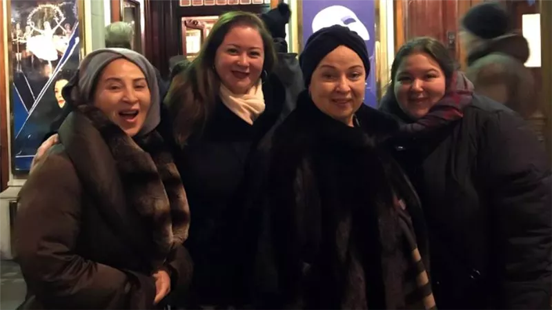 مى وسارة نور الشريف تحتفلان بعيد الأم مع بوسي وظهور نادر للفنانة نورا