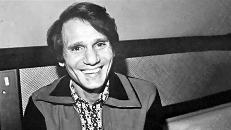 قصة تعرض العندليب لمحاولة اغتيال في إنجلترا على مسرح ألبرت هول بعد نكسة يونيو 1967