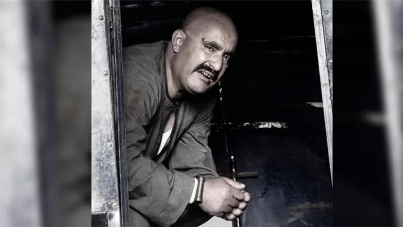 داخل سيارة الترحيلات .. أحمد السقا يكشف عن صورة جديدة لشخصية عساف الغريب من مسلسل نسل الأغراب رمضان 2021