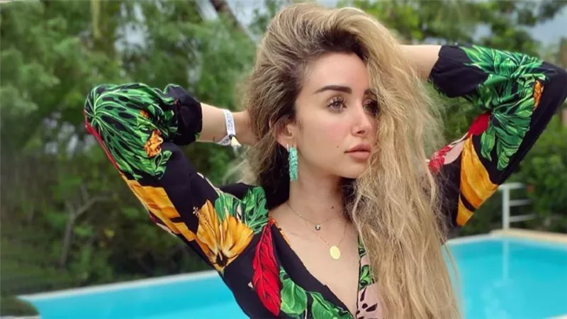 بعد أزمة كابينة الطائرة .. هنا الزاهد عايشة حياتها فى زنزبار 