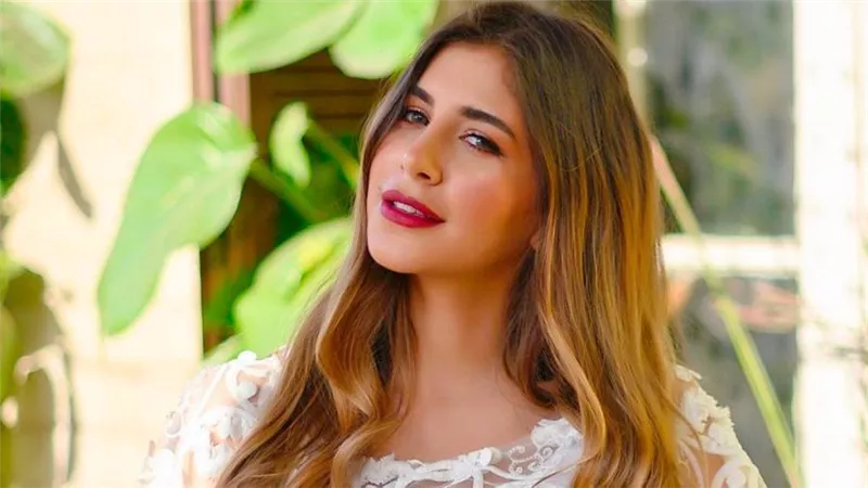 ملك قورة طالبة في فيلم 200 جنيه ودكتورة في مسلسل إجازة مفتوحة