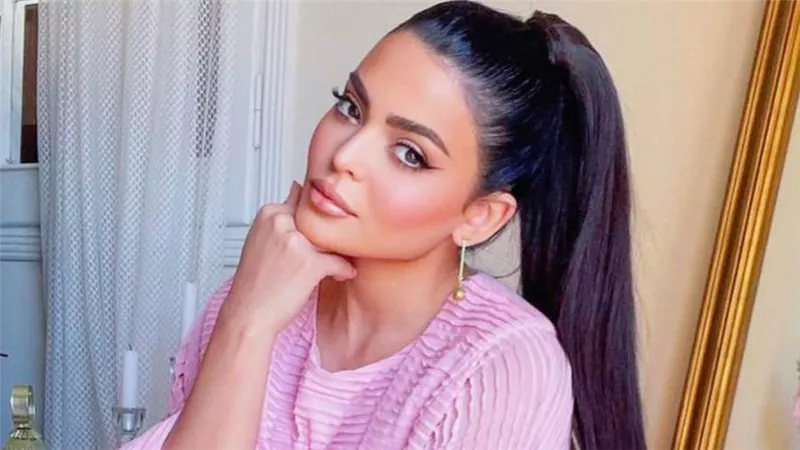 أسماء جلال راقصة غجرية تعمل في فرقة فنون شعبية في مسلسل ورق التوت