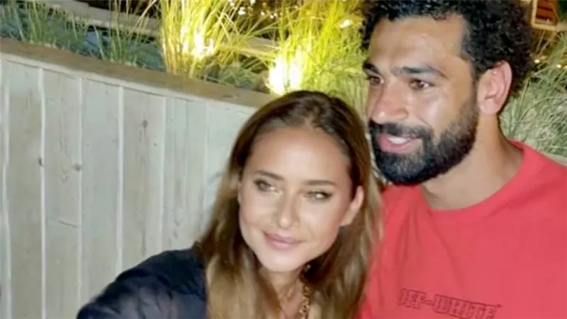 نيللي كريم تنشر صورة جديدة لها مع فخر العرب محمد صلاح وتؤكد : كلنا بنحبك