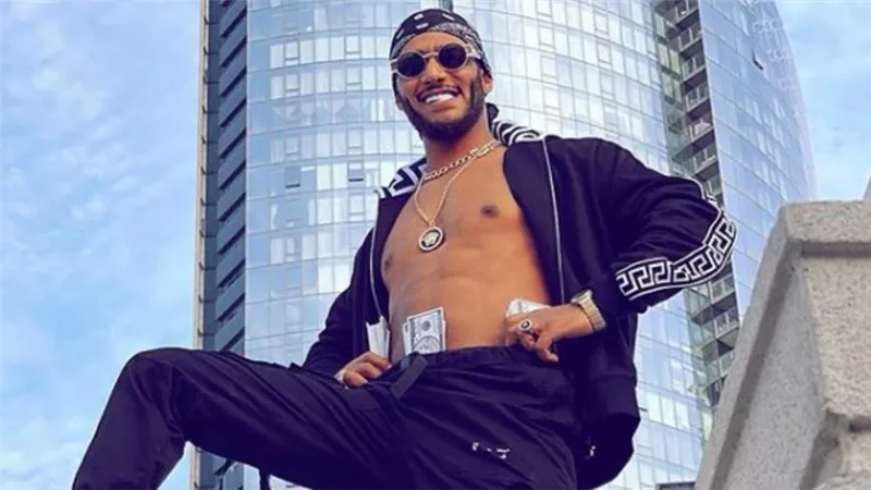 محمد رمضان يسخر من نفسه على طريقة فيديو البنك ويعلن عن طرح أغنيته الجديدة ثابت